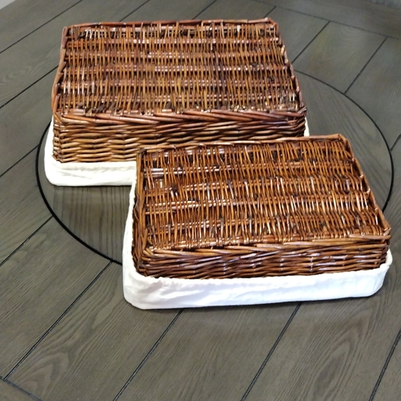 Two cloth lined wicker baskets - Picture 2 of 3
